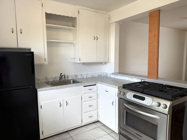 Building Photo - 521 Adams St NE Unit 3