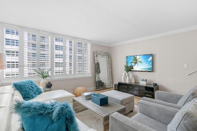 Building Photo - 5401 Collins Ave Rental