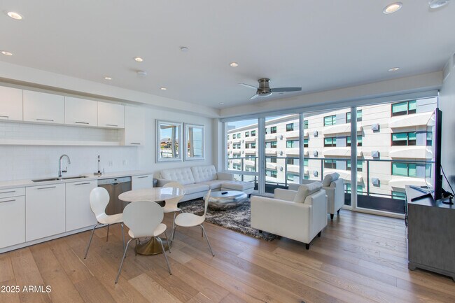 Photo - 4422 N 75th St Unidad 5005