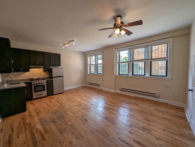 Building Photo - 4735 N Hermitage Ave Unit 102