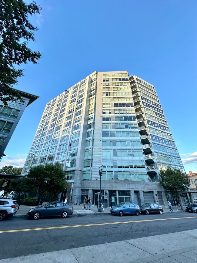 Building Photo - 1926 W Burnside St Rental