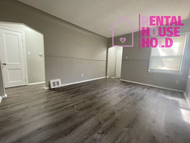 Building Photo - NEW LISTING | 3 BEDS 1 BATH | BASEMENT | G... Rental