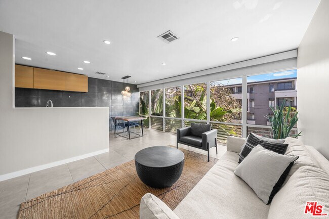 Photo - 1145 Larrabee St Unidad 19