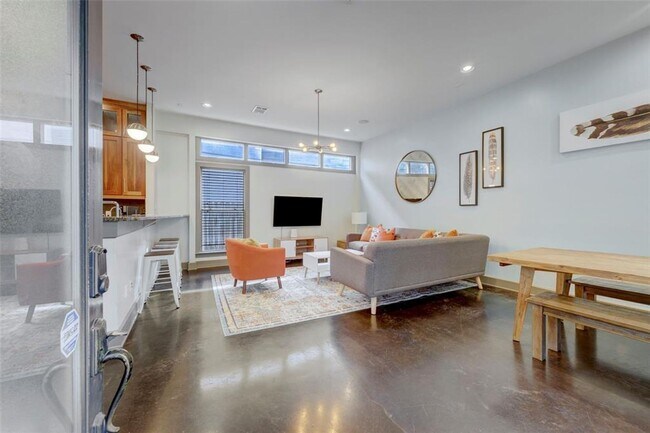 Photo - 602 W N Loop Blvd Unidad B