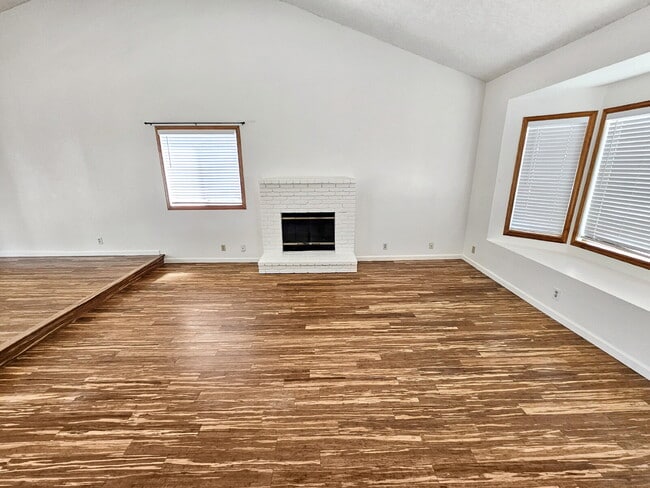 Photo - 528 Heatherglen Dr