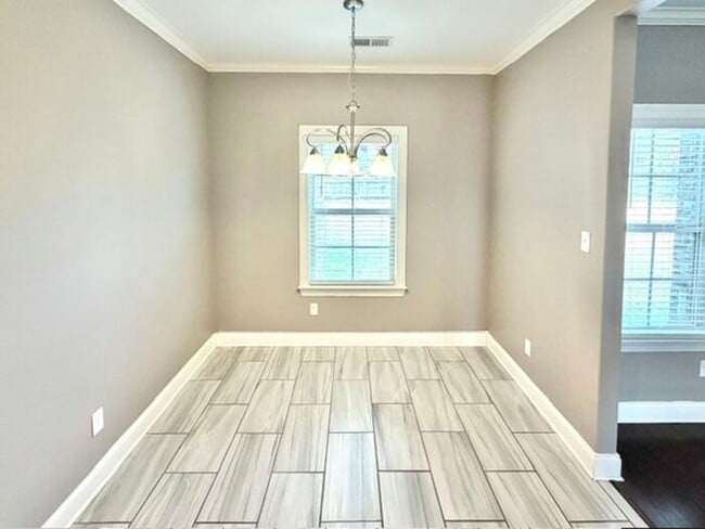 5 Bedroom 3 Bath Home Availalbe In Oakland