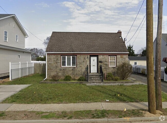 Building Photo - 1433 Bellmore Rd Rental