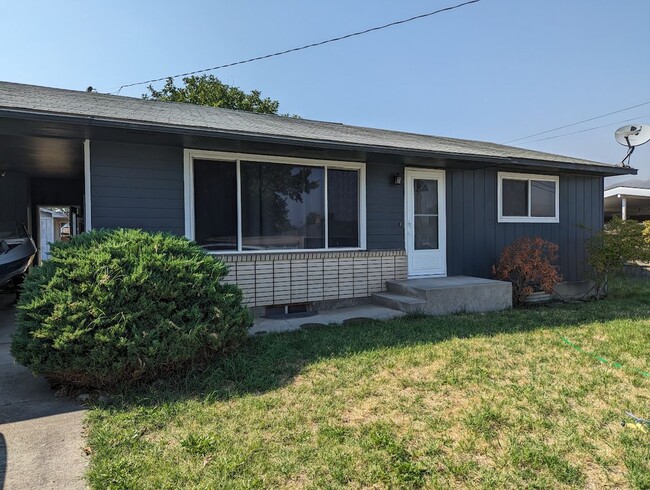 Building Photo - Spacious Clarkston 3 bed/2 Bath Pet-friendly House with Large Fenced Backyard