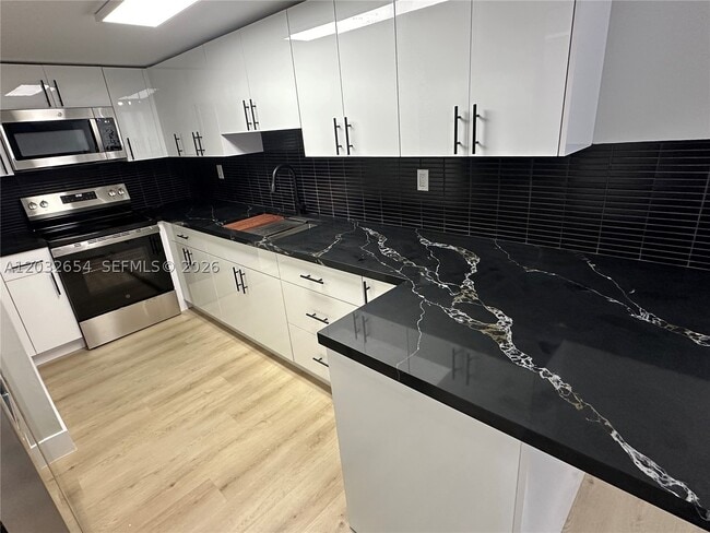 Building Photo - 10090 NW 80th Ct Unit 1325