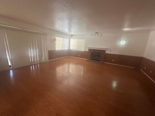Photo - 5 BEDROOM, 2 STORY,SPACIOUS VICTORVILLE HOME! NEAR MALL!