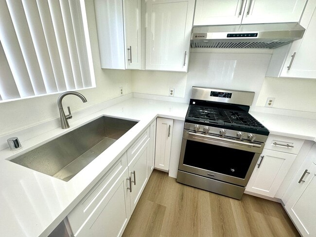Photo - HUGGGEE UNIT. CENTRAL A/C, 2bd/1.5baths with parking. This unit is SUMMER READY! Unidad 2