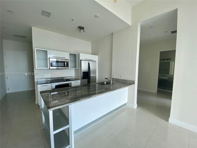 Building Photo - 185 SW 7th St Unit 2404