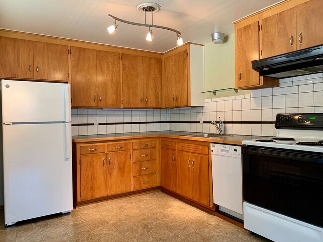 Photo - Cozy and Private Two Bedroom in Queen Anne-parking included! Unidad C