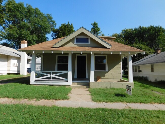 Beautifully remodeled 2 bedroom/1 bath hou... - Beautifully remodeled 2 bedroom/1 bath hou... House