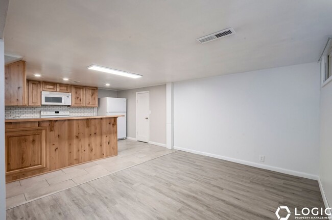 Photo - 761 700 W
