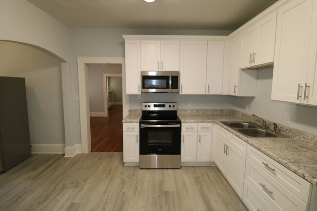 Photo - 2080 Queen St