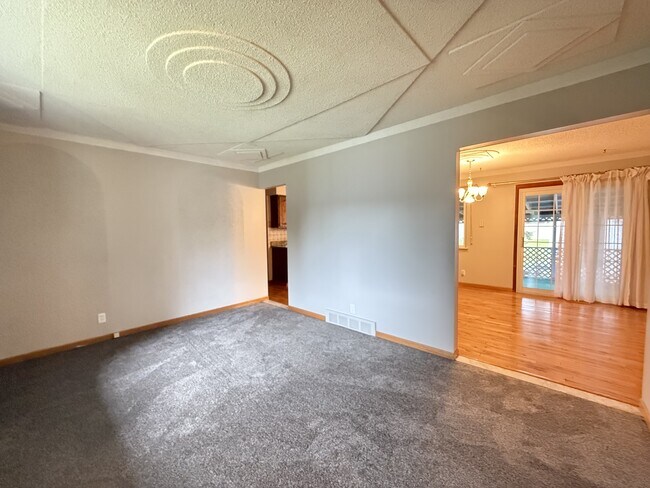 Photo - 208 Wallace Dr