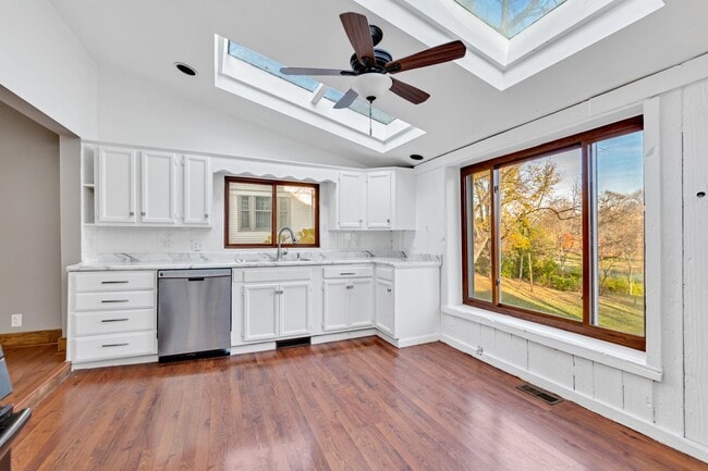 Photo - 282 W William St