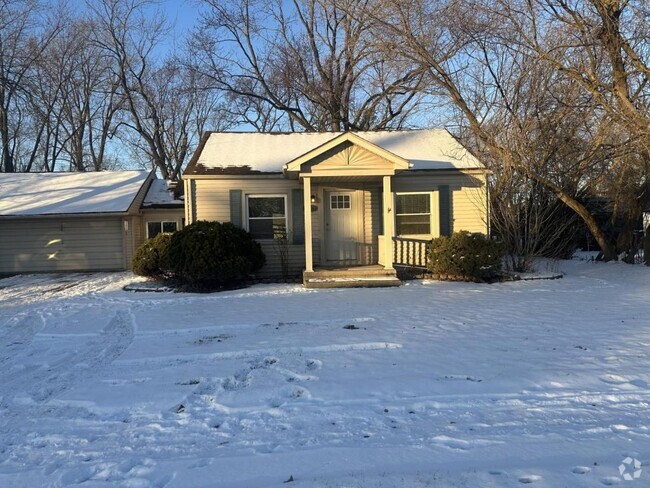 Building Photo - 2363 E Maple Rd Rental