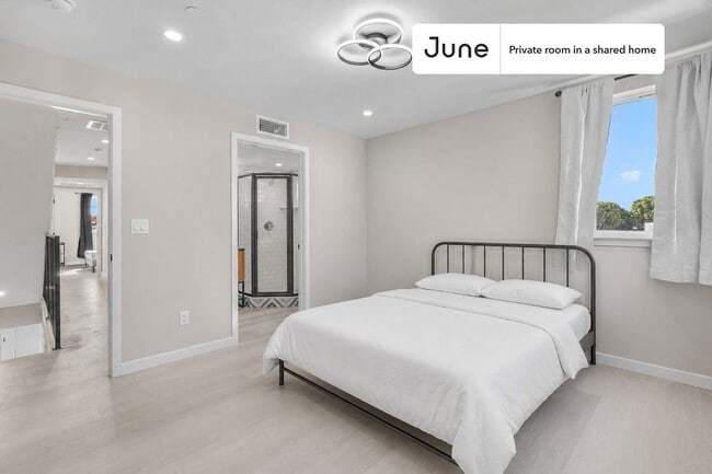 Building Photo - Room in Shared 5 bed/5 bath home in Boyle Heights