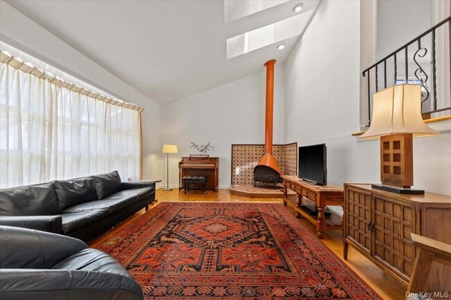 Photo - 18 Harvard Ln