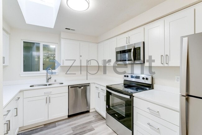 Building Photo - 3002 M Dr NE