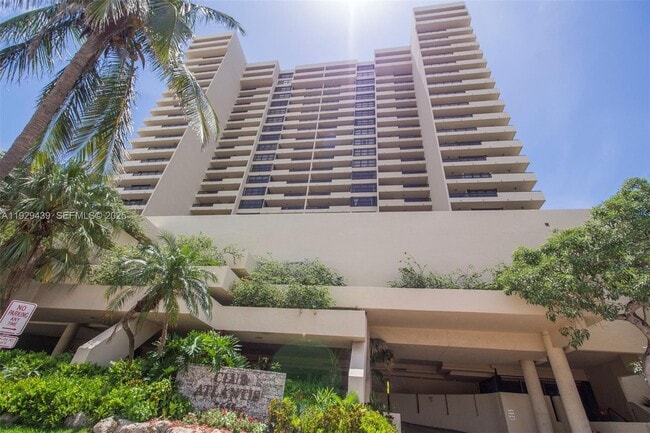 Building Photo - 2555 Collins Ave Unit 911