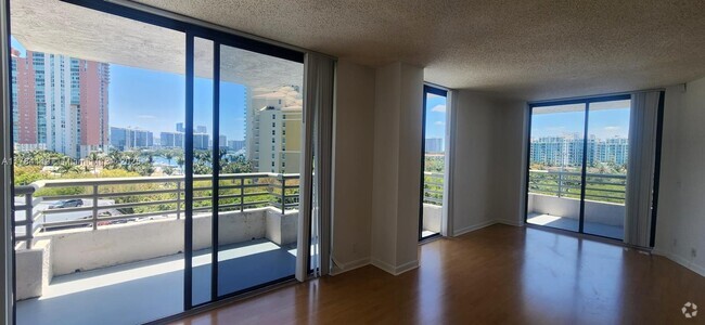 Building Photo - 3300 NE 191st St Unit 818 Rental