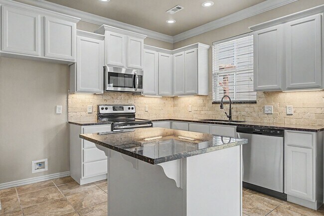Photo - 592 N Longfellow Ln