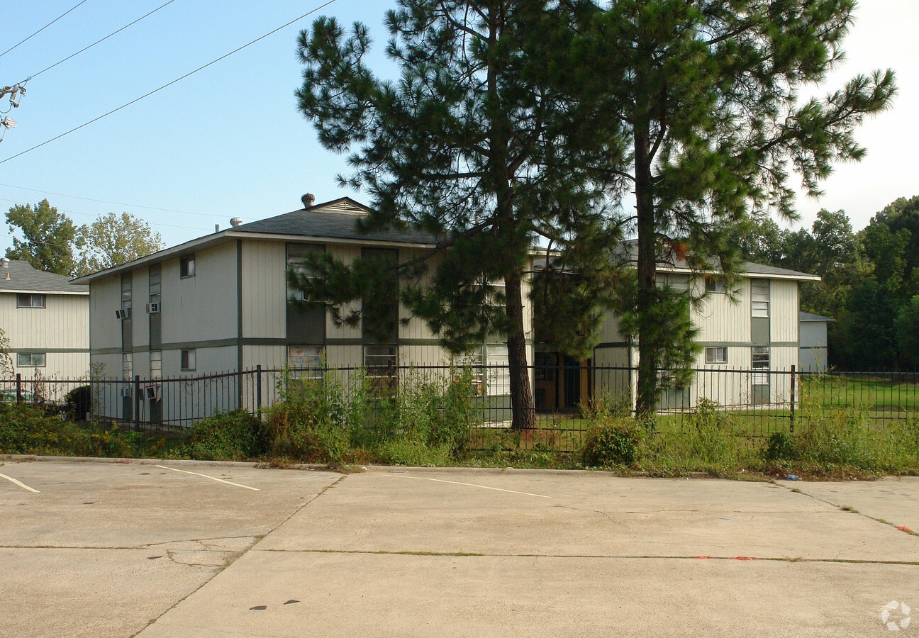 Photo - Commonwealth Village