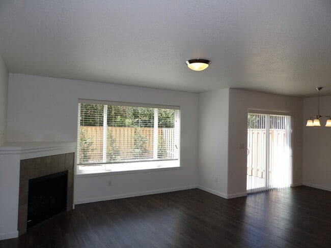 Building Photo - Beautiful Home! Close to Downtown Hillsboro!