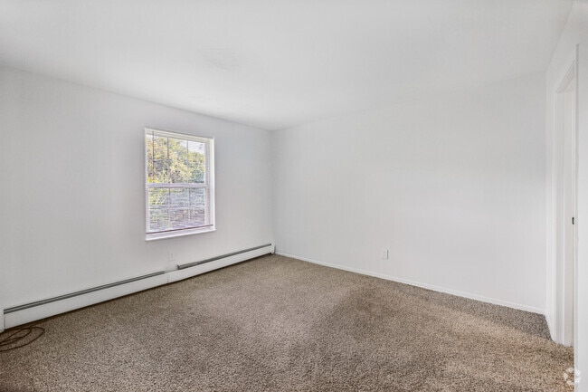 2BR, 2BA - 828SF - Primary Bedroom