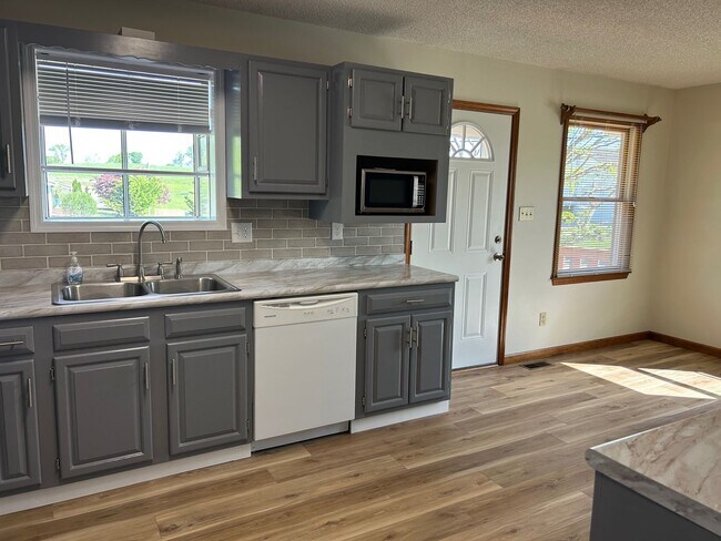 Photo - 3 Bedroom / 3 Bath Brick Home - Gray TN