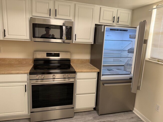 Building Photo - 2 Bedroom Condo in Gated ISLAND HOUSE