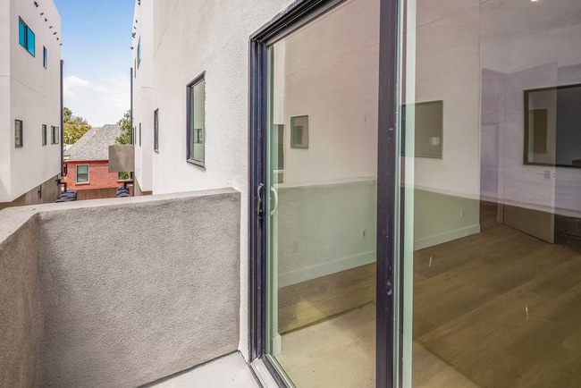 Photo - 11010 Hortense St