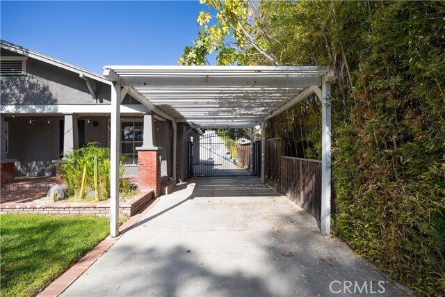 Photo - 11049 Blix St