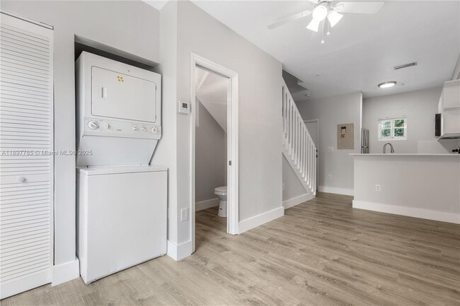 Photo - 1421 SW 3rd St Unidad 209