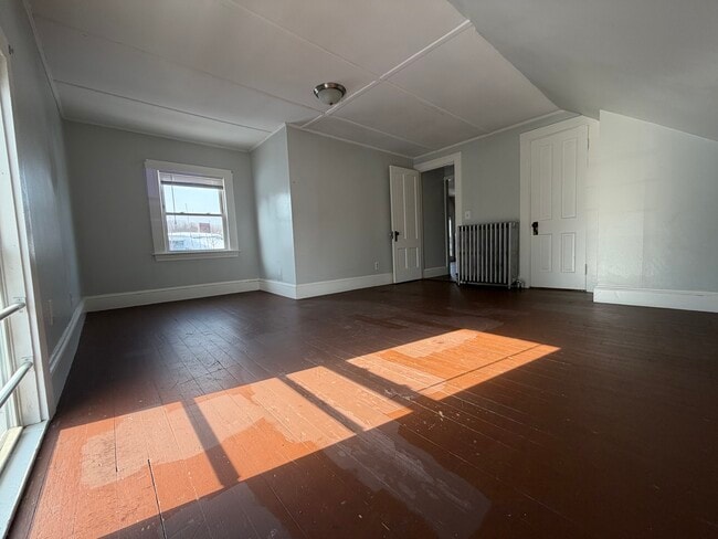 Large Light filled Bedroom - 28 Newbury St Unit 28NewburySt Apartments