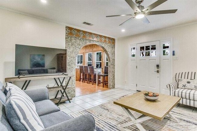 Photo - Adorable downtown cottage!