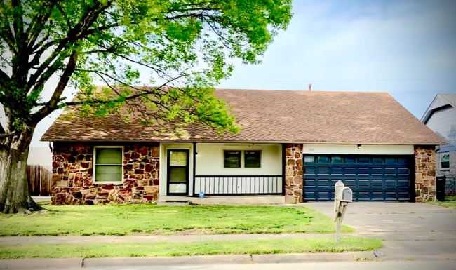 Photo - 400 W Vicksburg St House