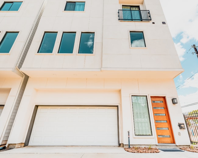 Photo - 639 W 16th St