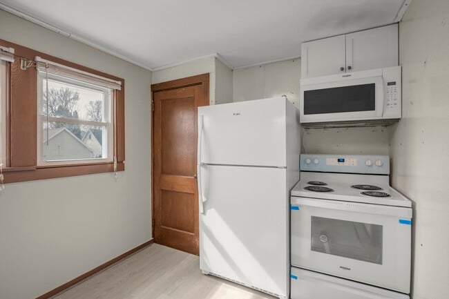 Photo - 521 Main St E