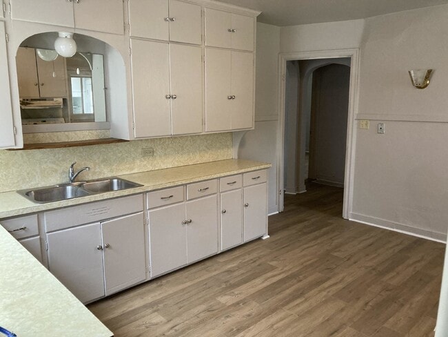 Photo - 2 Bedroom, 1 Bathroom Lower Unit in Downto...