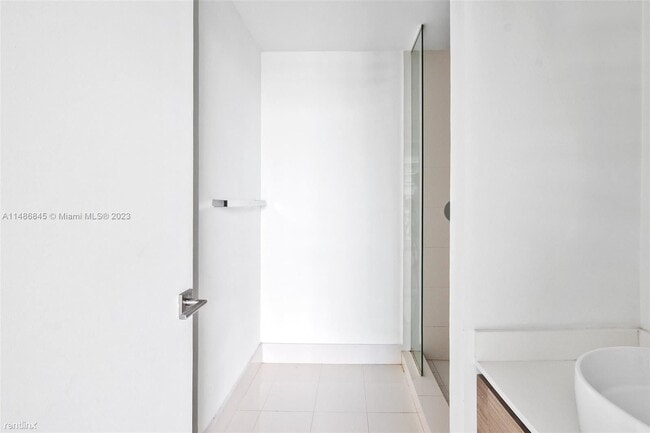 Photo - 1 br, 1.5 bath Condo - 121 NE 34th St Unit... Unidad 2315