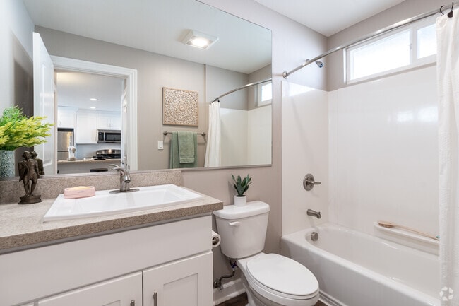 1BR, 1BA - 625SF Model - Bathroom