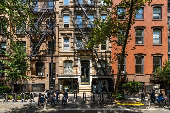 Entrance - 77 Perry St