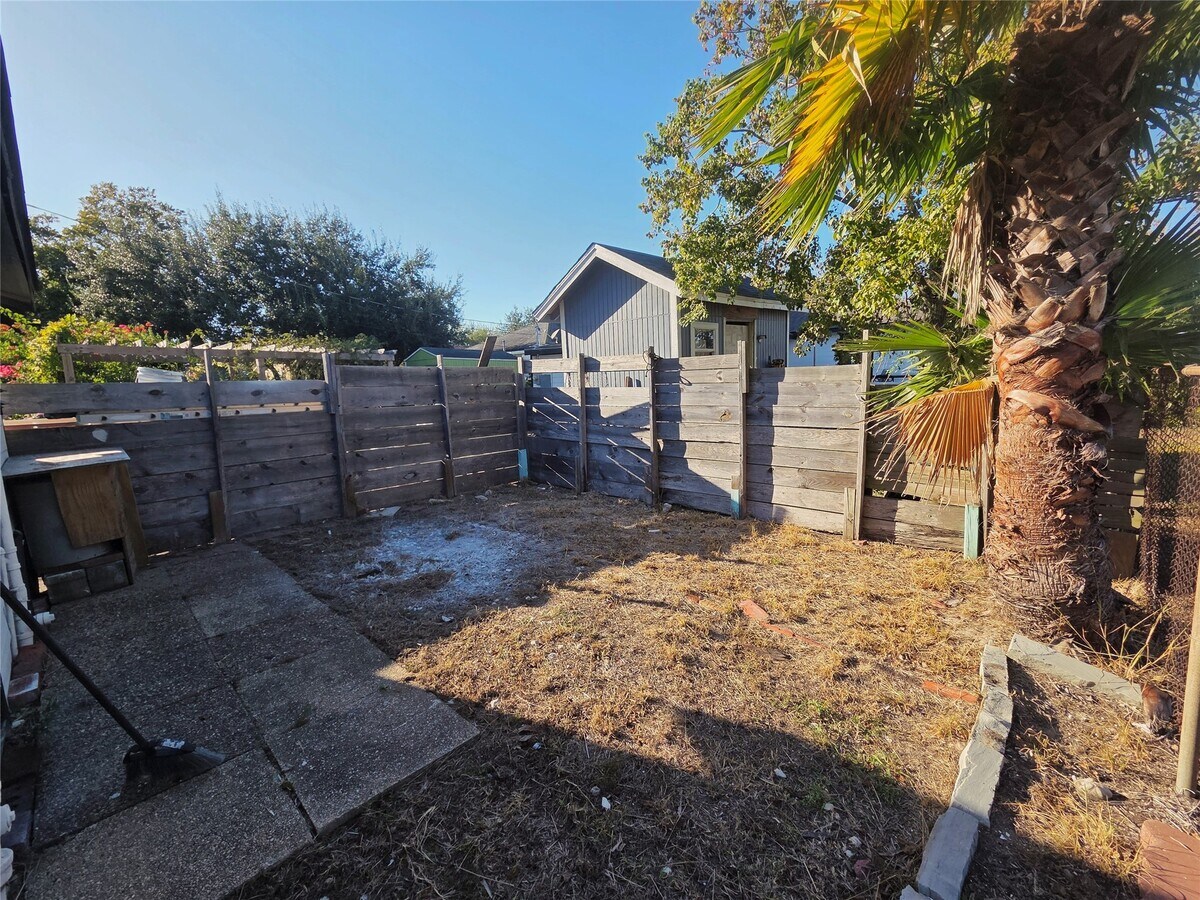 Photo - 5403 Ave Q 1/2