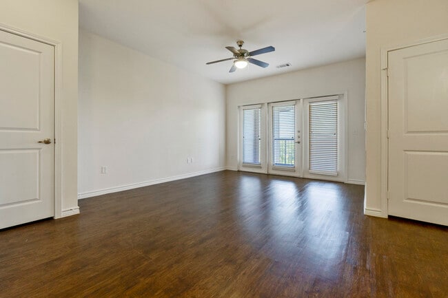 Photo - Eagle Crossing