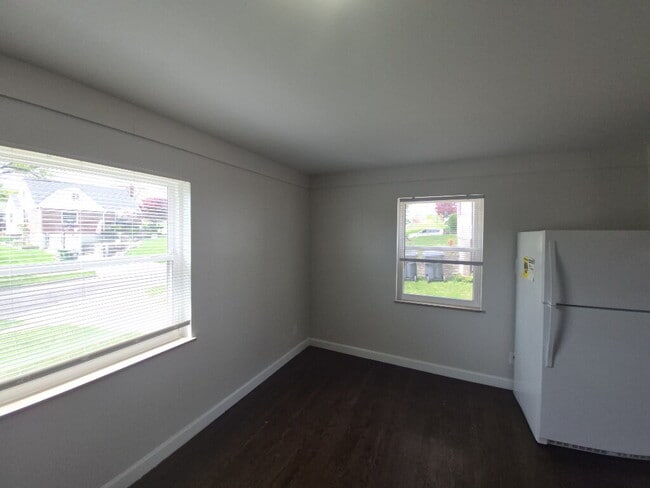 Photo - 5568 Raceview Ave