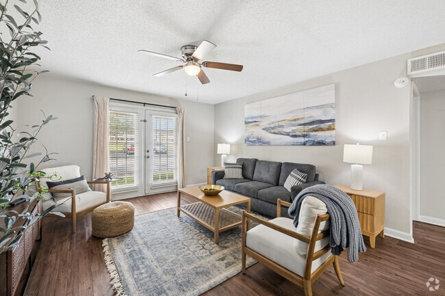 1BR, 1BA - 712SF - Living Room